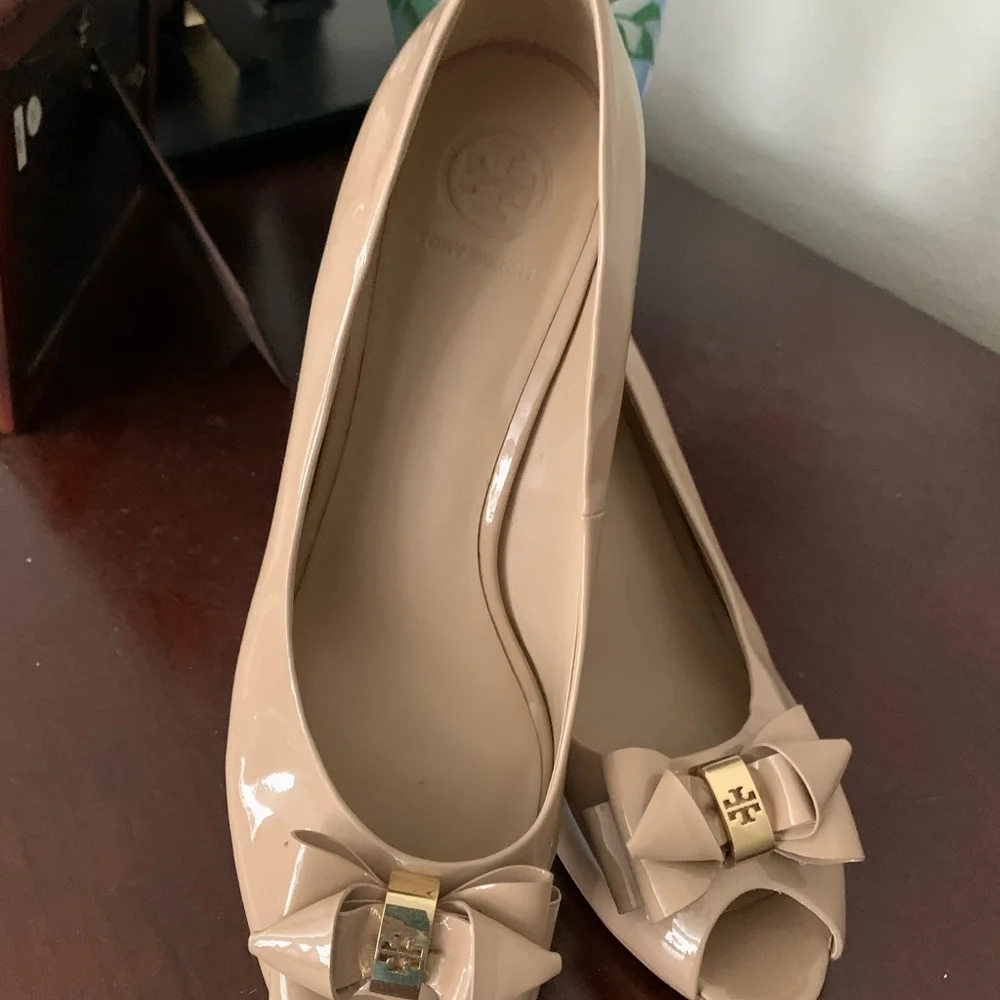Tory Burch Nude Patent Leather Bow Wedge Pumps